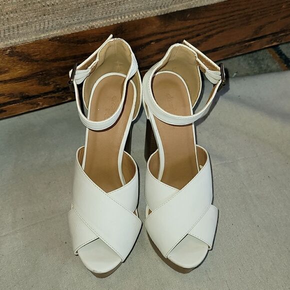 Beautiful Like New Charlotte Russe White Sandal 5" Heels! - Picture 2 of 12